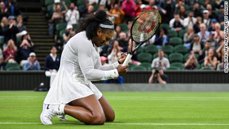Williams pumpt während ihrer Niederlage in der ersten Runde gegen Harmony Tan in Wimbledon. 