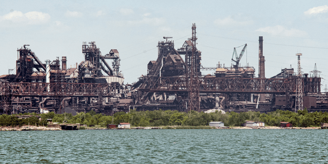 Die Mineralgruppe Azovstal, die während der Kämpfe beschädigt wurde, wird am Montag, dem 30. Mai, vom Seehafen Mariupol in Mariupol, Ukraine, aus gesehen.