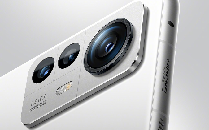 Nahaufnahme des Kamerasystems Leica Vario-Summicron 1:1.9-2.4/14-50 ASPH aus dem Xiaomi 12S Pro, wobei alle drei Kameras mit einem 50MP-Sensor ausgestattet sind.
