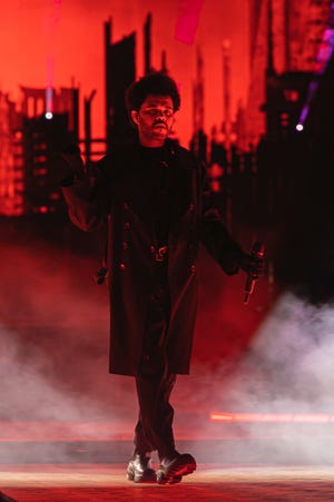 The Weeknd begibt sich am Donnerstag zum Auftakt seiner Philadelphia-Tour auf den Laufsteg.