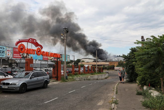 Rauch steigt in die Luft nach einem Bombenanschlag in Odessa, Ukraine, Samstag, 16. Juli 2022.