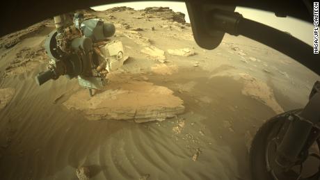 Die rechte Frontkamera, um Gefahren für den Rover zu vermeiden, machte ein breiteres Bild der Serie (unten). 