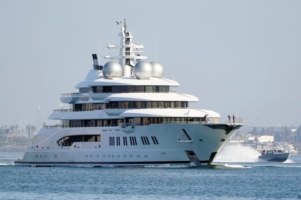 Die 325-Millionen-Dollar-Luxusjacht, die von den Vereinigten Staaten von Russlands sanktioniertem Oligarchen Suleiman Karimov beschlagnahmt wurde.