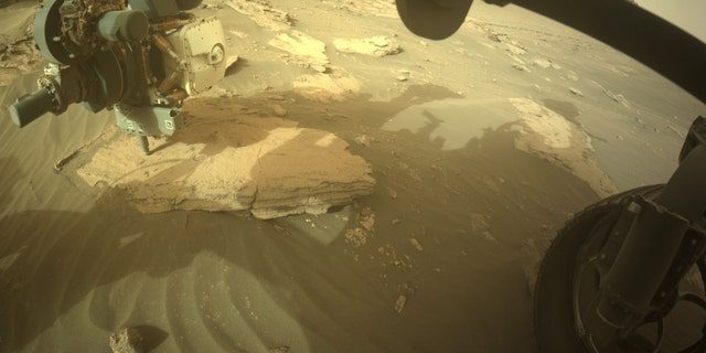 Die NASA-Raumsonde Mars Perseverance hat dieses Bild des vorderen Bereichs mit ihrer rechten Frontkamera aufgenommen, um Gefahren an Bord zu vermeiden.  .