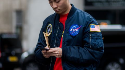 Ein Gast trägt eine NASA-Bomberjacke während der Herrenkollektionen auf der London Fashion Week bei Matthew Miller am 7. Januar 2017 in London, England.