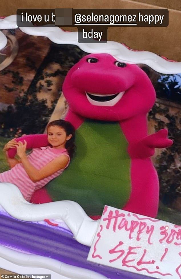 Süß: Popstar Camila Cabello hat ein süßes Foto eines Kuchens gepostet, auf dem Selenas Kindheitsfoto von Barney aufgedruckt ist.  Sie schrieb: „I love ub ****selenagomez Happy Bday“, obwohl nicht klar war, ob sie an der Party teilnahm