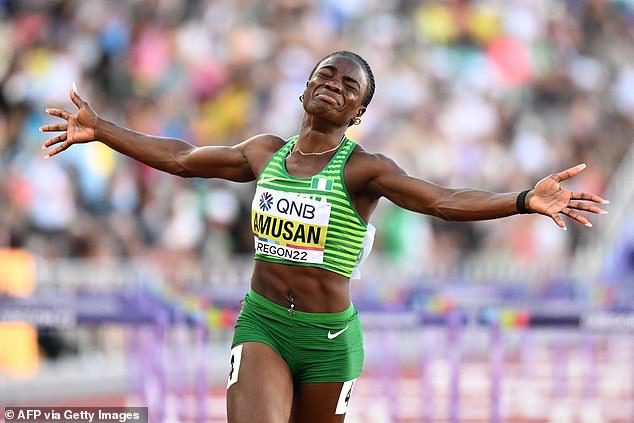 Amosan schlug den Weltrekord von Kendra Harrison aus dem Jahr 2016 bei den Leichtathletik-Weltmeisterschaften in Oregon um 0,08 Sekunden.