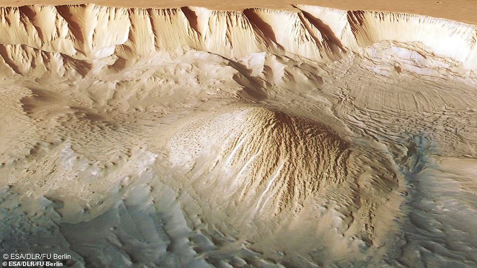 Dieses Bild von Tethonium Chasma zeigt parallele Linien und Trümmerhaufen (oben rechts), die auf einen kürzlichen Erdrutsch hindeuten.