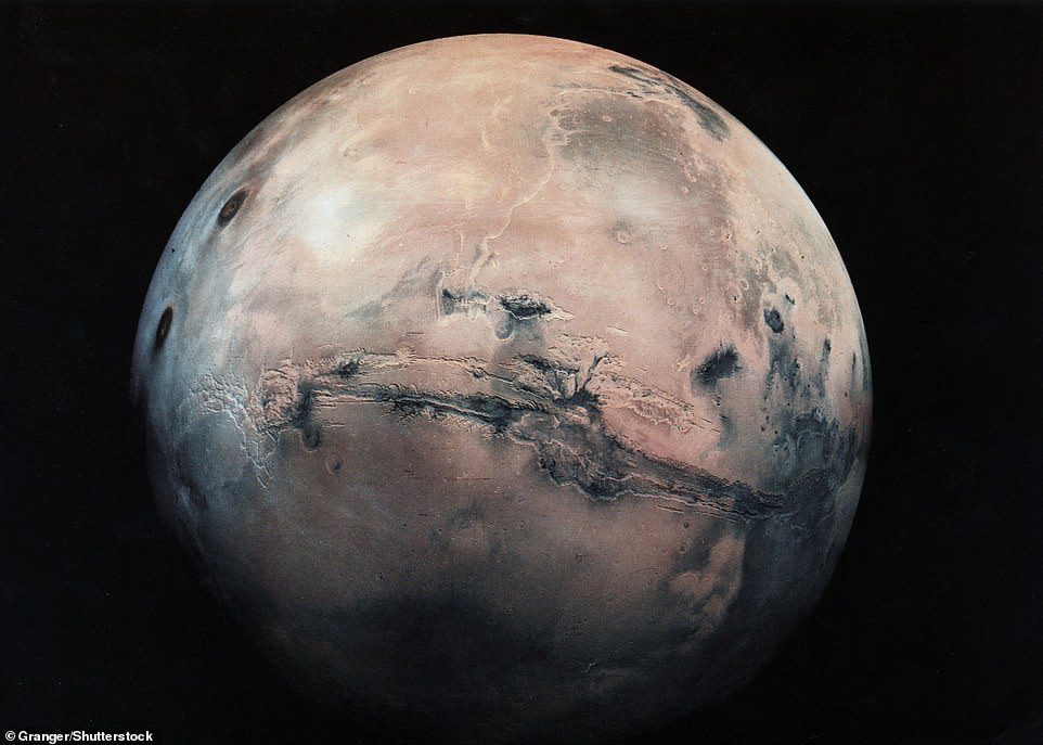 Die massiven Valles Marineris des Roten Planeten, die etwa ein Viertel des Planetenumfangs einnehmen, sind oben (Mitte) auf diesem Bild der Granger-Gruppe zu sehen.