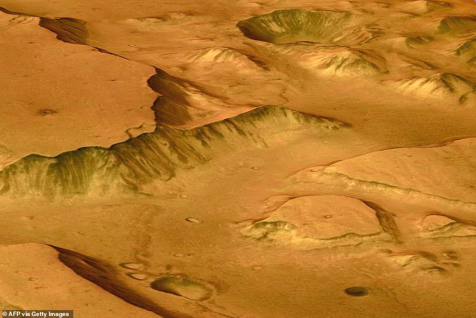 Dieses von Mars Express aufgenommene Bild zeigt eine perspektivische Ansicht von Mesa in den Regionen östlich der Valles Marineris, den größten Canyons im Sonnensystem.