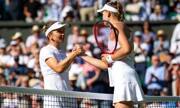 Die Rumänin Simona Halep und Elena Rybakina aus Kasachstan geben sich nach dem Halbfinalspiel in Wimbledon im Netz die Hand.