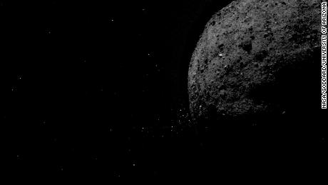 Dieses Bild zeigt den Asteroiden Bennu, der am 19. Januar 2019 Gesteinspartikel von seiner Oberfläche spuckt. 