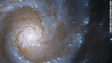 Hubble spioniert das Herz eines großen Spiralgalaxiendesigns aus