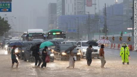 Rekordregen tötete mindestens 9 Menschen in Seoul, als Wasser Gebäude unter Wasser setzte und Autos überschwemmte