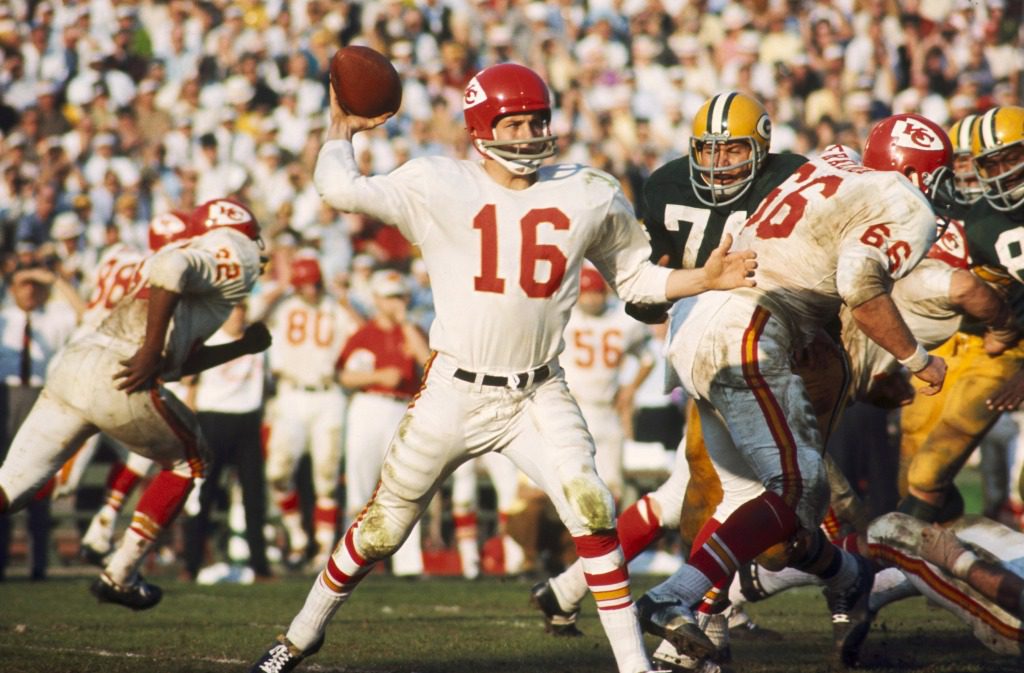 Len Dawson feuerte während des Super Bowl I am 15. Januar 1967 in Los Angeles einen Pass gegen die Green Bay Packers ab.