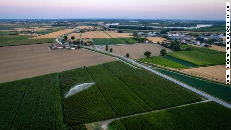 Bewässerungssysteme in einem Maisfeld in Castelnovo Bariano, Italien.