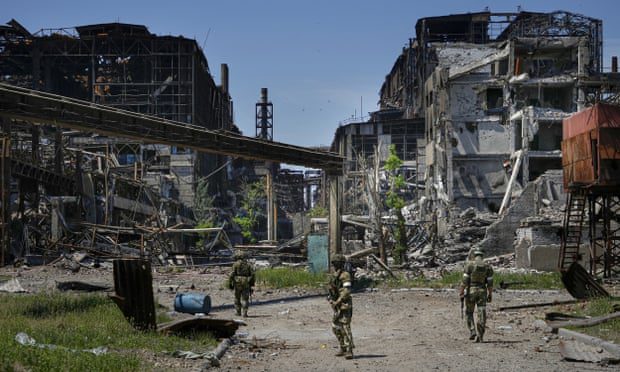 Russische Soldaten patrouillieren im Gebiet von Metallurgical Compyin Azovstal in Mariupol in der von Russland kontrollierten Region Donezk.