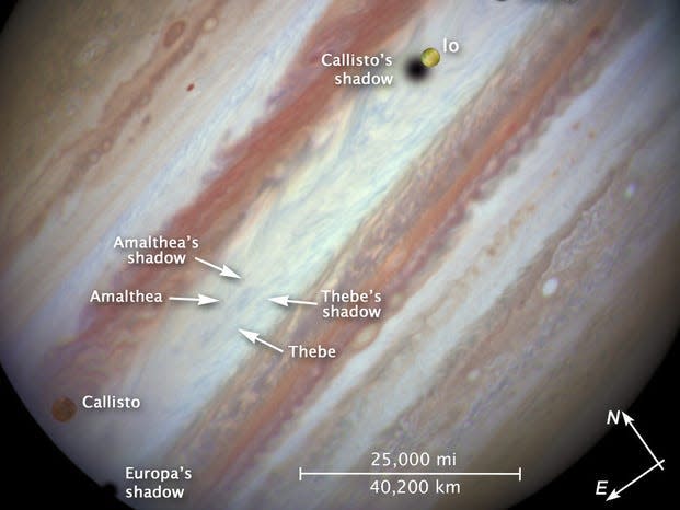 Hubble fotografierte seinen kleinen Mond Amalthea.
