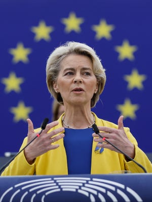 Die Präsidentin der Europäischen Kommission, Ursula von der Leyen, weist darauf hin, als sie am Mittwoch, den 14. September 2022, im Europäischen Parlament in Straßburg, Ostfrankreich, über die Ukraine spricht (AP Photo/Jean-Francois Badias) ORG XMIT: MEU107