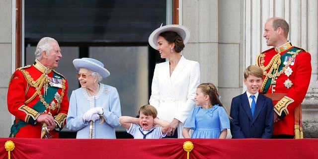 (LR) Der damalige Prinz Charles posiert im Juni mit Königin Elizabeth II., Prinz Louis, Kate Middleton, Prinzessin Charlotte, Prinz George und Prinz William auf dem Balkon des Buckingham Palace, während sie ihr Platin-Jubiläum feiert. 