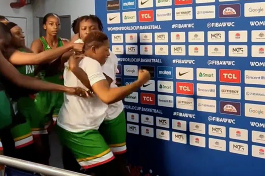 Zwei malische Spielerinnen greifen bei der Basketball-Weltmeisterschaft der Frauen in Sydney den Pressebereich an.
