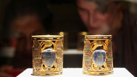 Besucher betrachten Artefakte, die im Ägyptischen Museum ausgestellt sind, während das ägyptische Ministerium für Tourismus und Altertümer am Dienstag in Kairo den Welttourismustag feiert. 