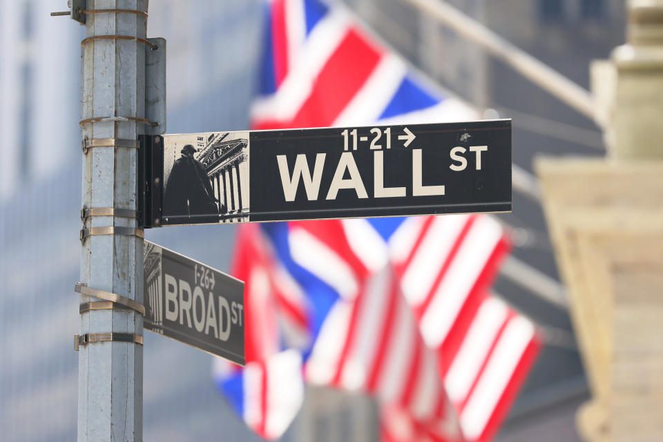 NEW YORK, NY - 13. SEPTEMBER: Ein Schild der Wall Street ist am Nachmittag des 13. September 2022 in New York City an der New Yorker Börse zu sehen.  Die US-Aktien eröffneten heute niedriger und schlossen deutlich niedriger, da der Dow Jones nach der Veröffentlichung eines Inflationsberichts, der zeigte, dass die Preise im vergangenen Monat stärker als erwartet gestiegen waren, um mehr als 1.200 Punkte fiel.  Der vom Bureau of Labor Statistics veröffentlichte Verbraucherpreisindex zeigte, dass die Preise im vergangenen Jahr um 8,3 % gestiegen sind, wobei Ökonomen einen Anstieg um 8,1 % erwarten.  (Foto von Michael M. Santiago/Getty Images)