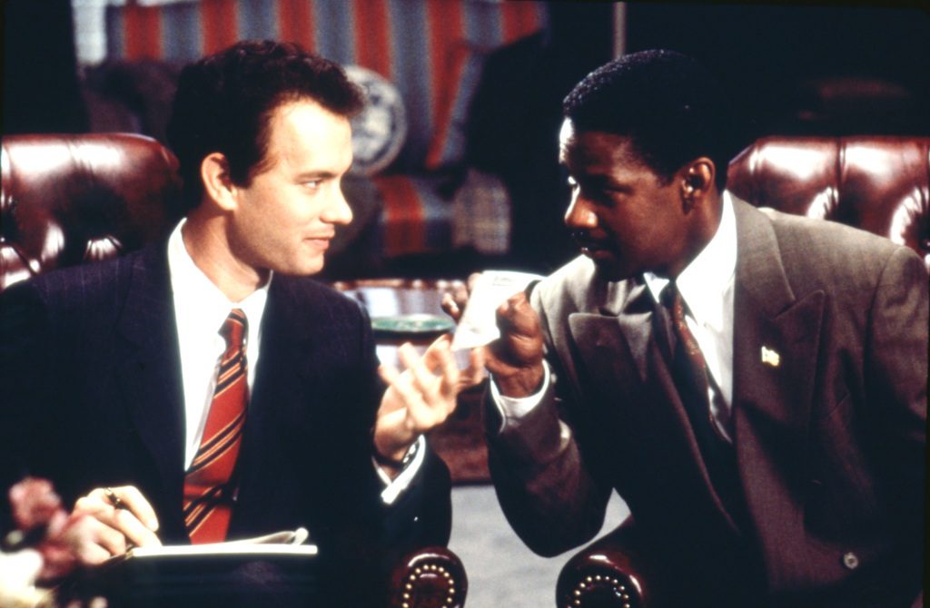 Tom Hanks und Denzel Washington sitzen im Film von 1993 auf einer Bank, "Philadelphia"