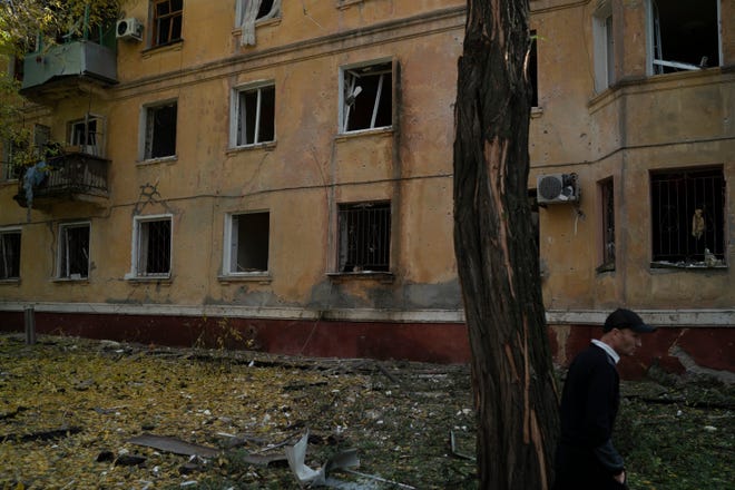 Ein Mann geht nach einem russischen Angriff in Kramatorsk, Ukraine, am Donnerstag, den 29. September 2022, an einem zerstörten Gebäude vorbei.