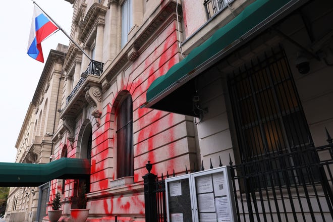 Rote Farbe breitet sich über die Wände des russischen Konsulats aus, nachdem es am 30. September 2022 in New York City zerstört wurde.