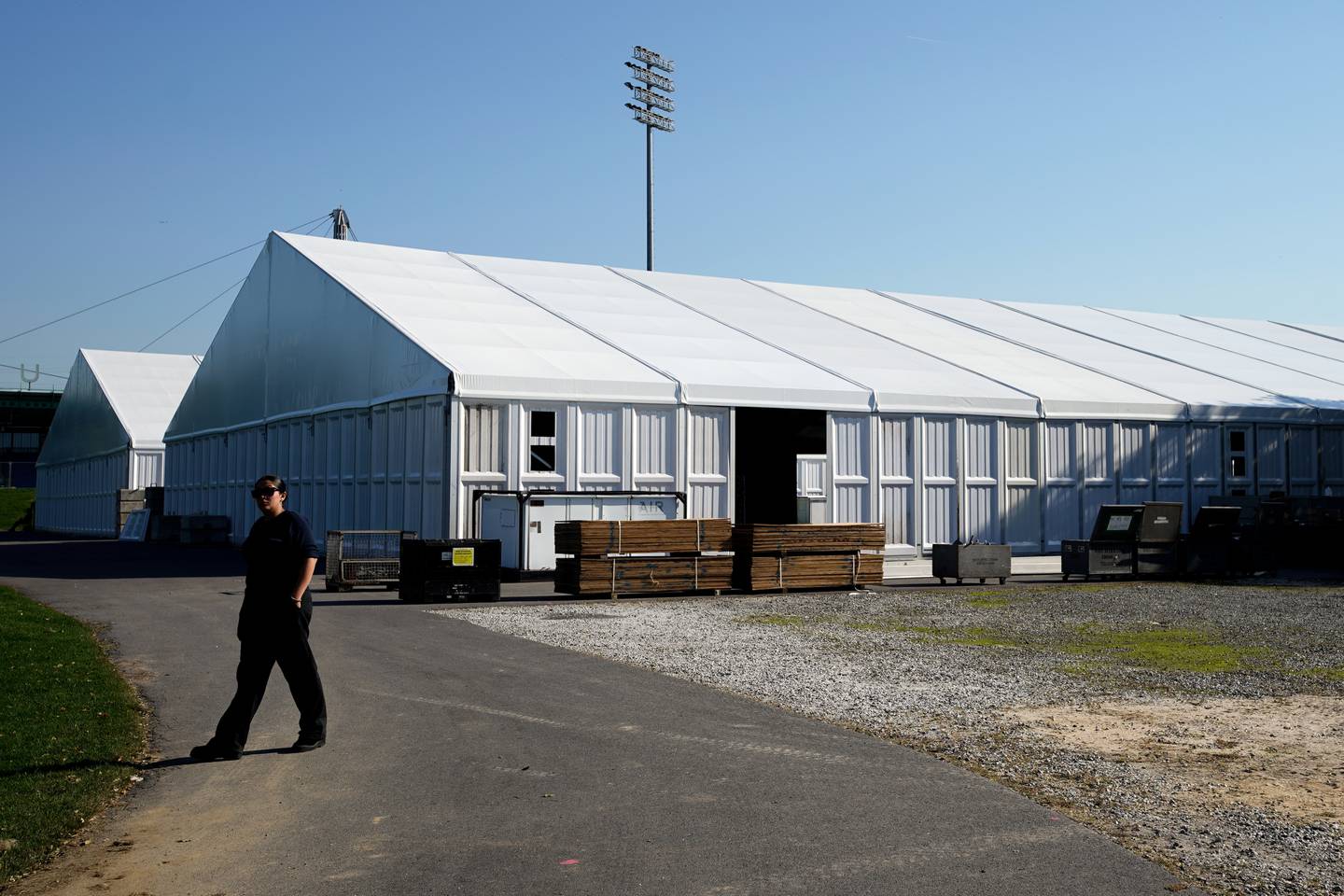 Arbeiter versammeln am Dienstag, den 11. Oktober 2022, auf Randalls Island, New York, Hangar-große Zelte. 