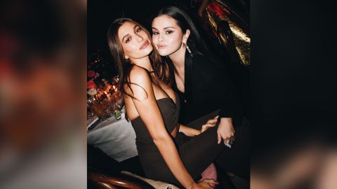 Hailey Bieber und Selena Gomez haben erfolgreich langjährige Gerüchte und Hass entkräftet, indem sie gemeinsam bei der Academy Museum Gala 2022 posierten.