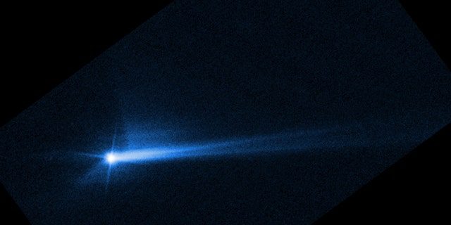 Diese Bilder des Hubble-Weltraumteleskops der NASA vom 8. Oktober 2022 zeigen Trümmer, die 285 Stunden nach der absichtlichen Kollision des Asteroiden mit der NASA-Raumsonde Dart am 26. September von der Oberfläche von Demorphos verstreut waren. 