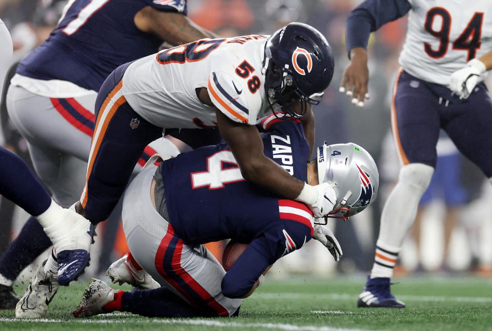 Rochuan Smith von den Chicago Bears feuert Billy Zappy von den New England Patriots während des Spiels am Montagabend.  (Foto von Maddy Meyer/Getty Images)