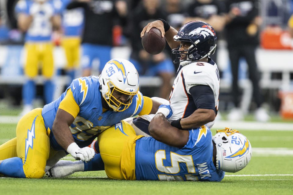 Khalil Mack (52) von den Los Angeles Chargers feuert den Quarterback Russell Wilson (3) von den Denver Broncos.  (AP Foto/Kyusung Gong)