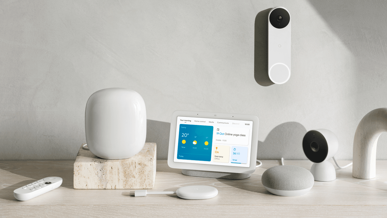 Nest Wifi Pro neben anderen Smart-Home-Geräten von Google