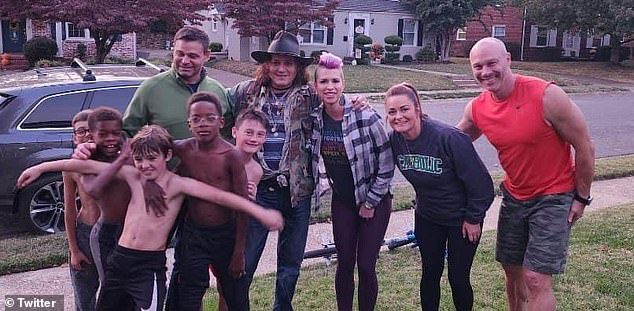 Schau, wer er ist!  Johnny Depp kehrte am Wochenende überraschend in seine Heimatstadt Owensboro, Kentucky, zurück und posierte glücklich mit seinen Fans für Fotos.