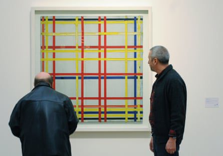 Zwei Männer inspizieren das erste New Yorker Gemälde von Piet Mondrian, das 2007 in der Ausstellung Piet Mondrian - Fom Abild Zoom Bild im Museum Ludwig in Köln gezeigt wurde.
