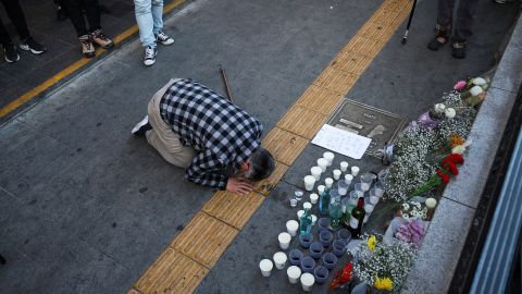 Ein Trauernder zollt einer vorübergehenden Erinnerung in der Nähe des Schauplatzes der Massenpanik in Seoul am 30. Oktober Tribut.
