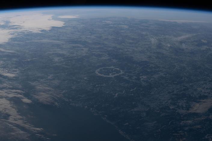 Erde unten mit einem Kreis inmitten einer grünen Landschaft