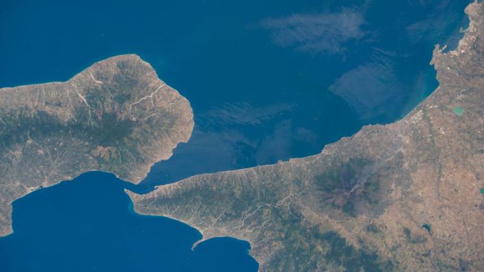 Blick aus dem All Sizilien und Italien verbinden Landmassen miteinander über den Ozean