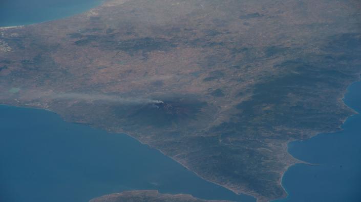 Blick vom Weltraumvulkan Ätna mit aufsteigendem Dampf