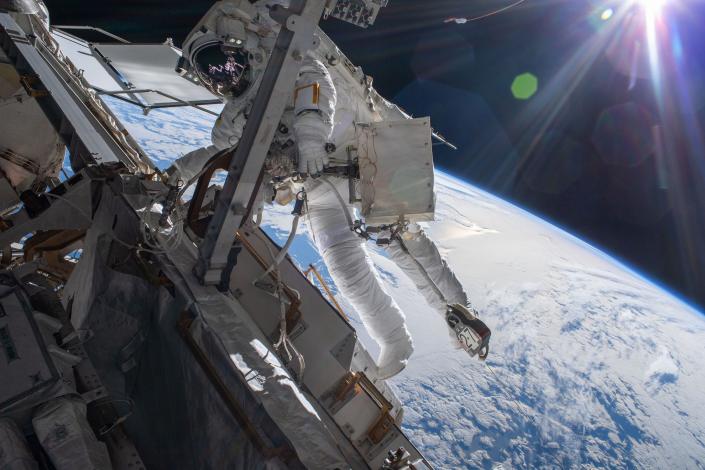 Ein Astronaut, der einen Raumanzug trägt, während er im Weltraum über der Erde läuft