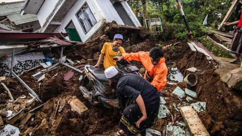 Dorfbewohner retten Gegenstände aus beschädigten Häusern nach einem Erdbeben der Stärke 5,6 in Cianjur am 22. November 2022. 