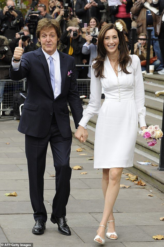 Verliebt: Paul und Nancy haben nach vierjähriger Beziehung im Londoner Rathaus von Marylebone den Bund fürs Leben geschlossen (im Bild an ihrem Hochzeitstag)