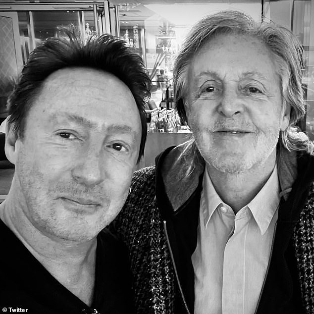 Aufholjagd: Paul traf kürzlich John Lennons gleichartigen Sohn Julian am New Yorker JFK-Flughafen – er teilte ein Selfie mit dem Sohn von Ex-Kollege Julian Lennon
