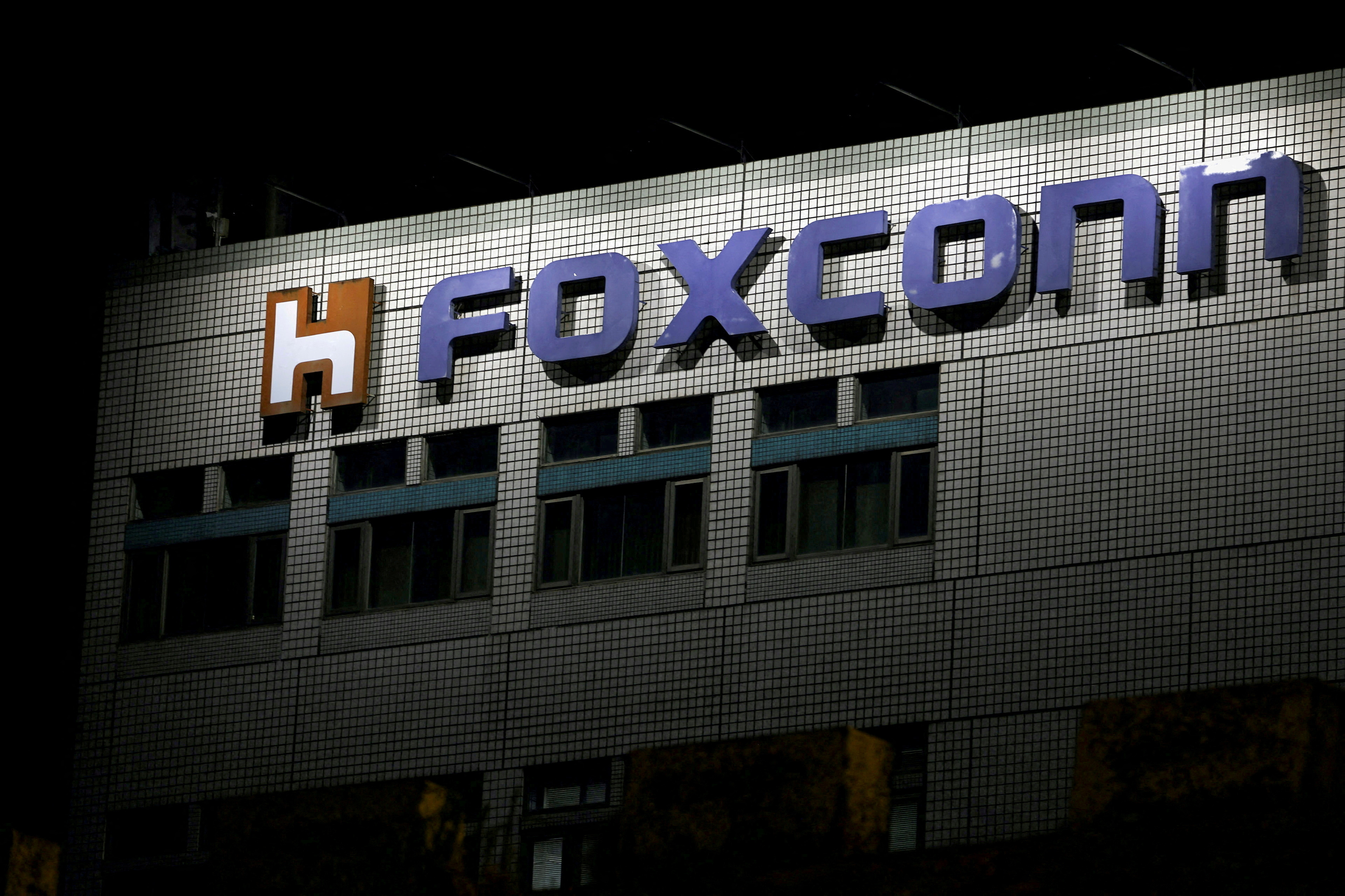 Das Foxconn-Logo erscheint vor einem Firmengebäude in Taipeh