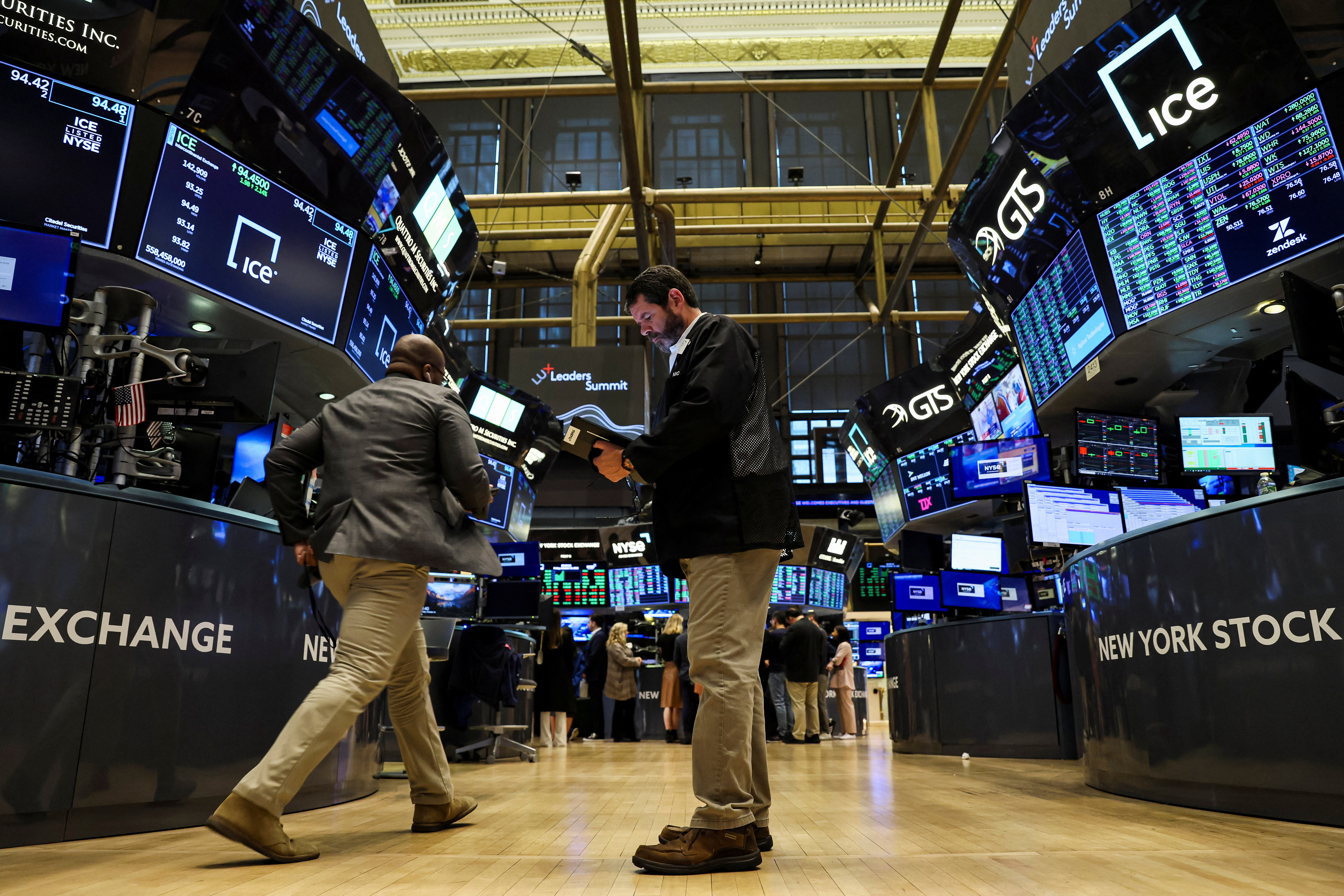 Händler arbeiten auf dem Parkett der New York Stock Exchange in New York