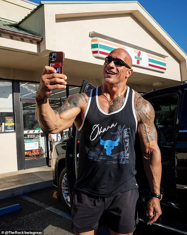 DAS NEUESTE: Dwayne Johnson, 50, ging am Montag auf Instagram, um einen Besuch im 7-Eleven-Laden in Hawaii zu dokumentieren, wo er als Teenager Ladendiebstahl machte – diesmal kaufte er Snickers-Lagerbestand, während er die Tabs für überraschte und begeisterte Kunden abholte
