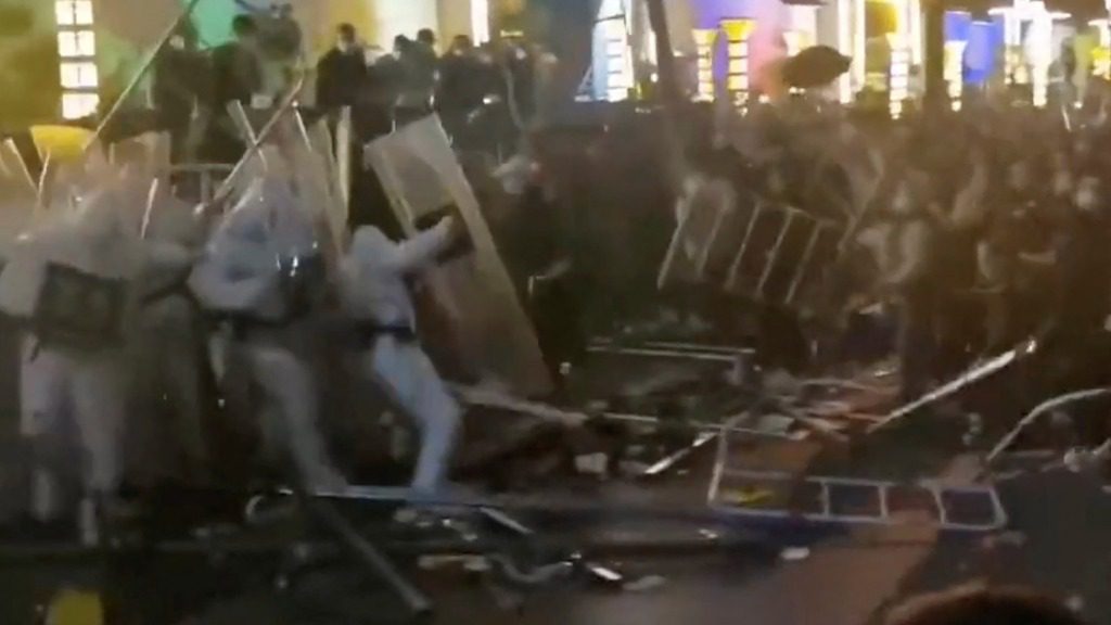 Screenshot von Zusammenstößen chinesischer Demonstranten mit der Polizei